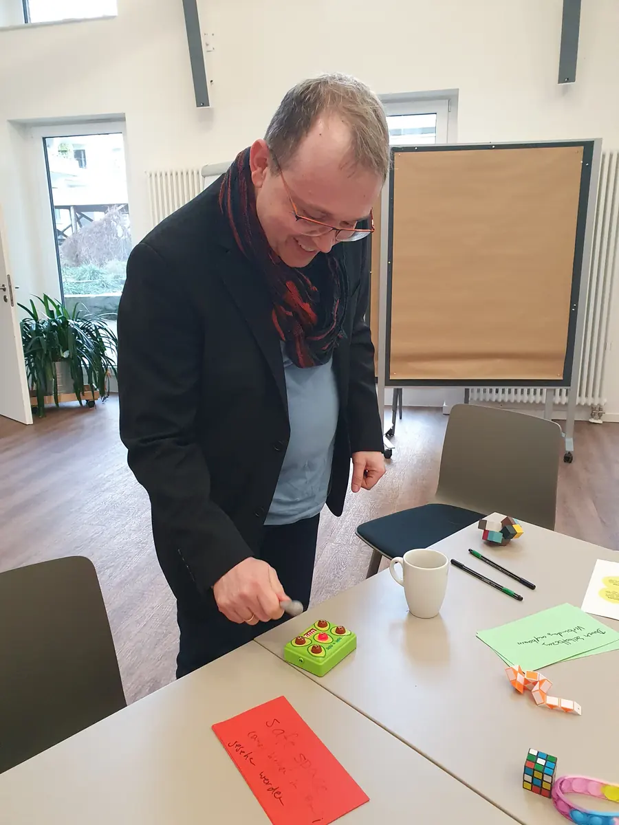Prof. Dr. Markus Stäuble an einem Workshop-Tisch mit Notizen und Materialien
