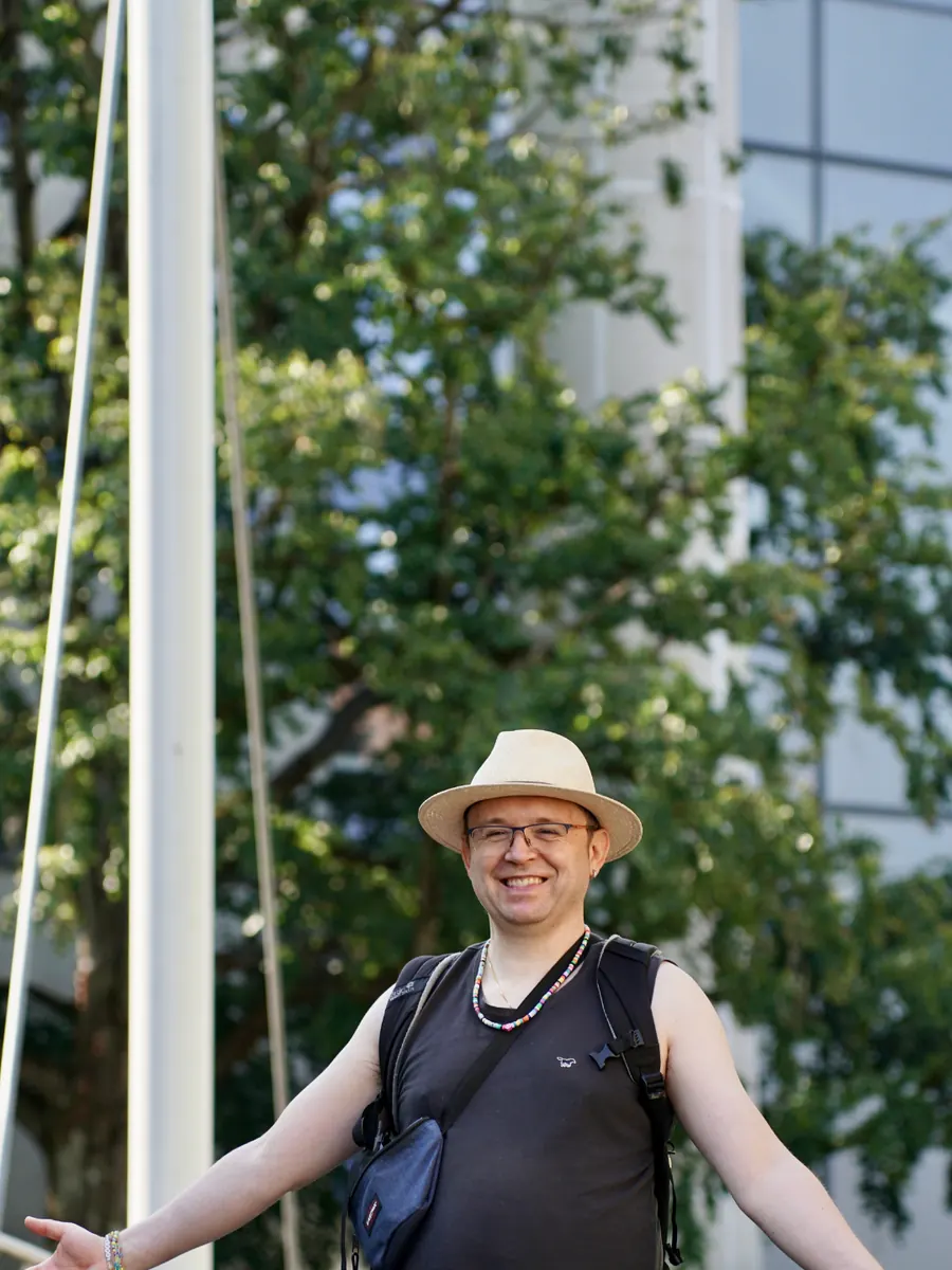 Prof. Dr. Markus Stäuble auf einer Brücke