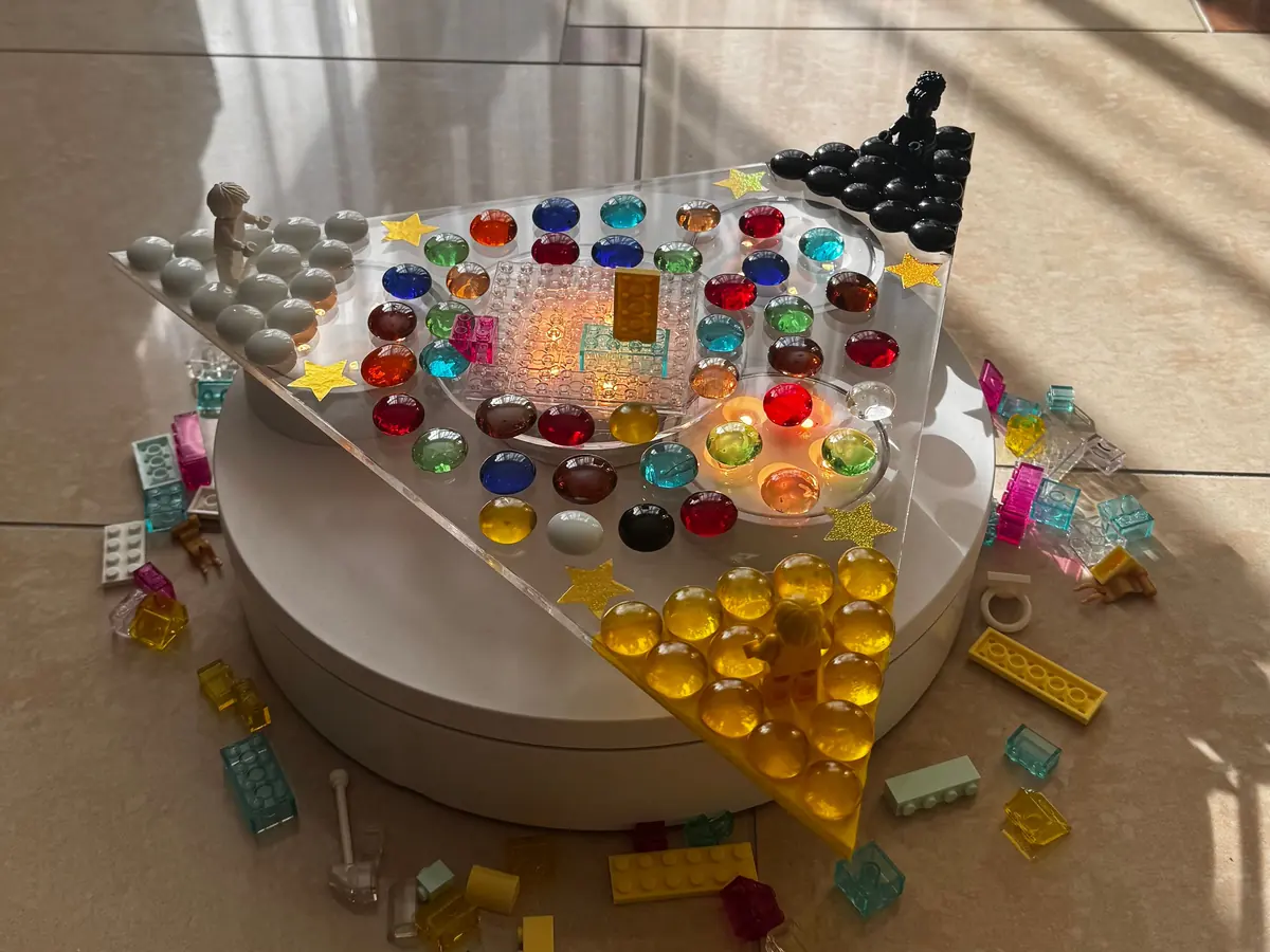 Vielfalter-Modell mit Acryl-Dreieck, bunten Glassteinen und Figuren