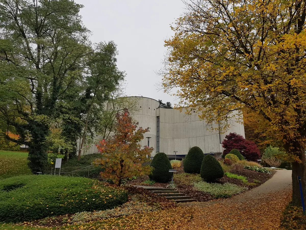 Modernes Gebäude in einem Park mit Herbstlaub